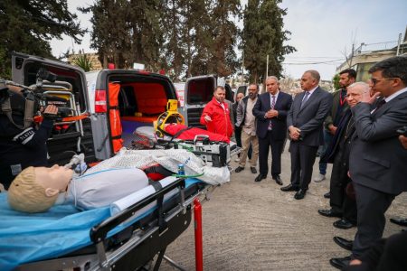 وكالة بيت مال القدس تسلم تجهيزات كاملة لخلية اليقظة والتنسيق لحالات الطوارئ والمستعجلات للهلال الأحمر في القدس